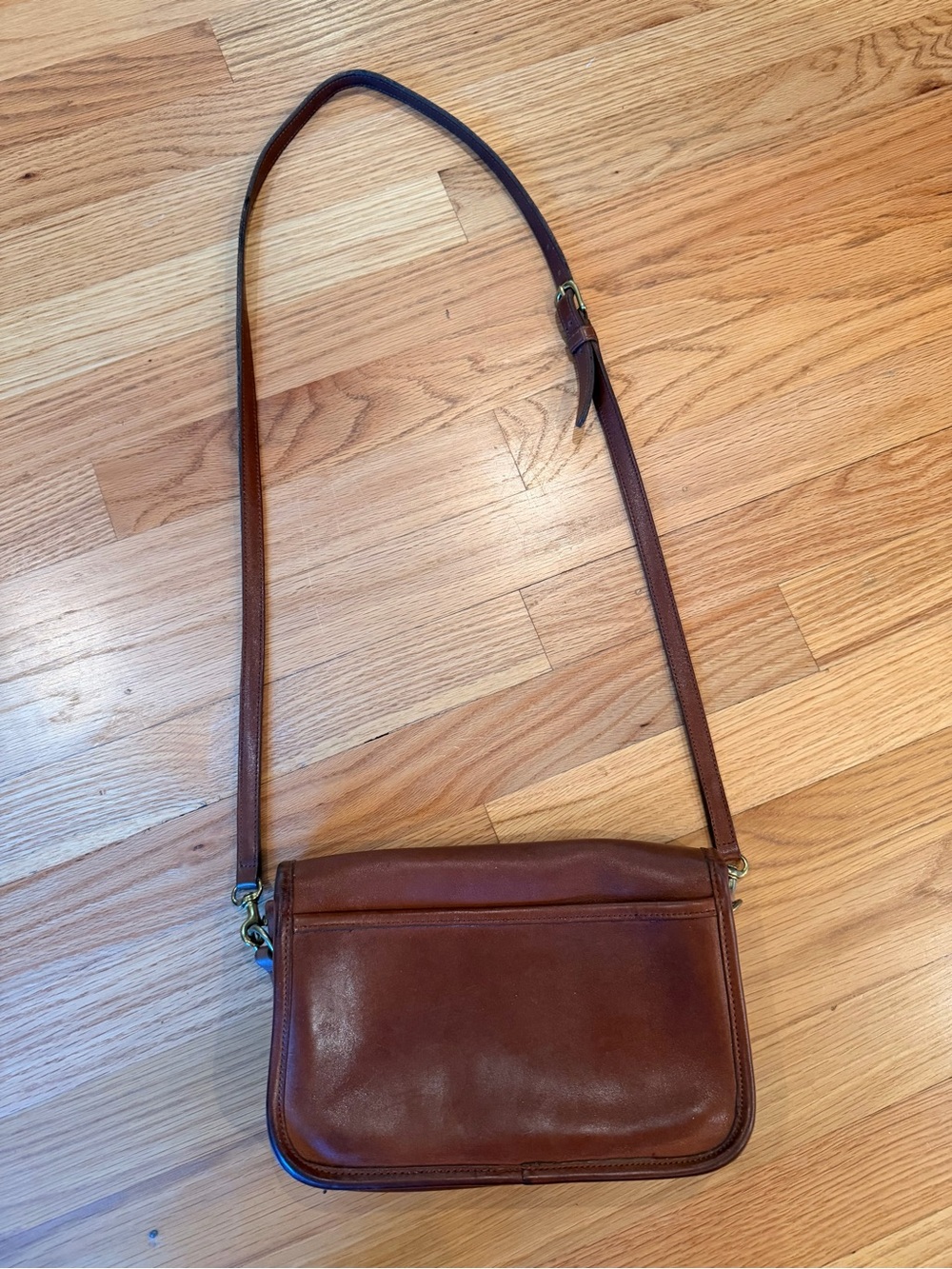 Vintage Coach Dinky Bag 9755 | Brown Glove Tanned Leather Flap Crossbody - Picture 3 of 5